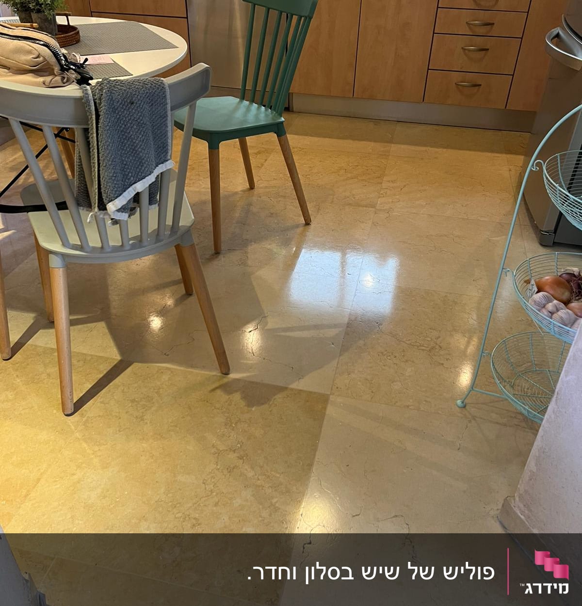 מטבח נקי עם רצפה מבריקה וכיסאות מסודרים